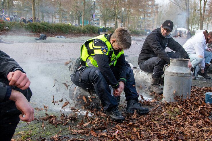 In beeld: 103 melkbussen bij recordpoging, oudjaarsdag verloopt rustig in Kampen en IJsselmuiden