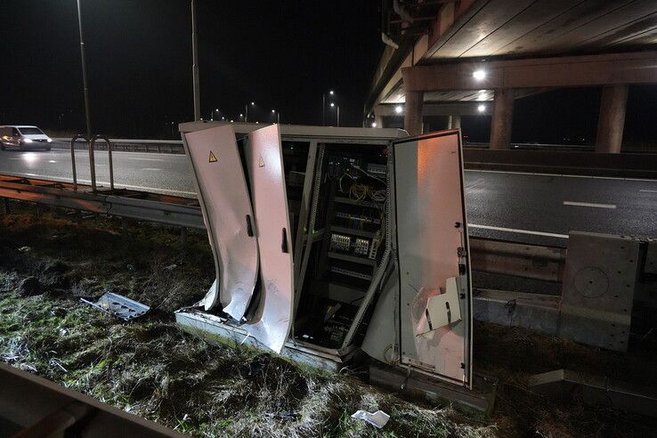 Auto raakt van de weg op knooppunt Hattemerbroek