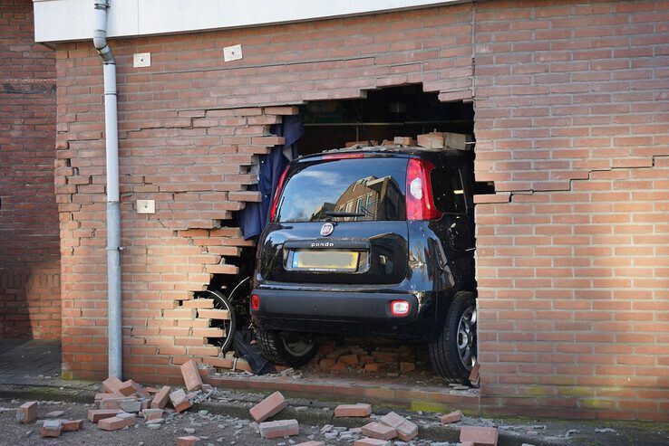 Auto rijdt dwars door schuurmuur in Zwolle