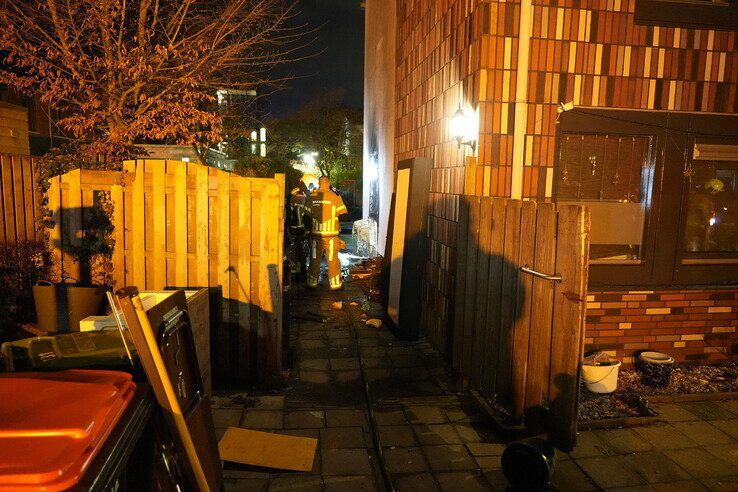 Brand naast woning aan Ranonkelstraat, schade door overslaande vlammen