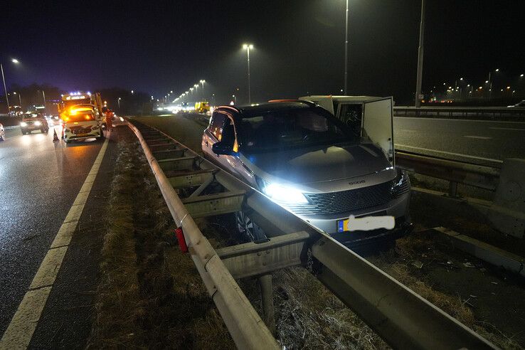 Auto raakt van de weg op knooppunt Hattemerbroek