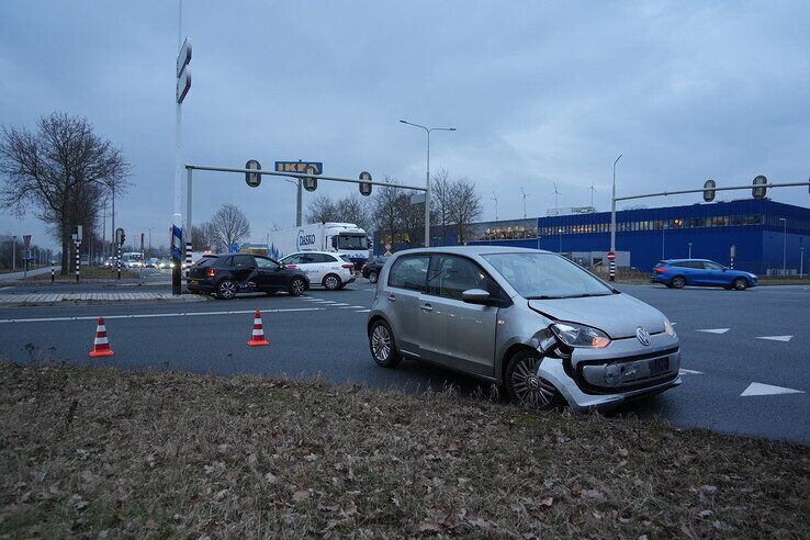 Aanrijding op kruising Nieuwleusenerdijk zorgt voor flinke hinder in Zwolle