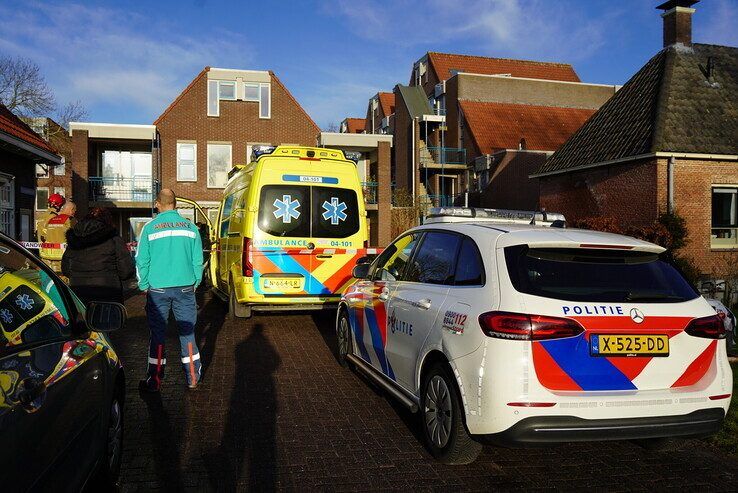 Auto rijdt dwars door schuurmuur in Zwolle