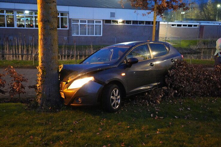 Auto botst tegen boom aan Hyacintstraat, bestuurder naar ziekenhuis