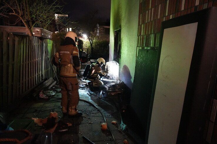 Brand naast woning aan Ranonkelstraat, schade door overslaande vlammen