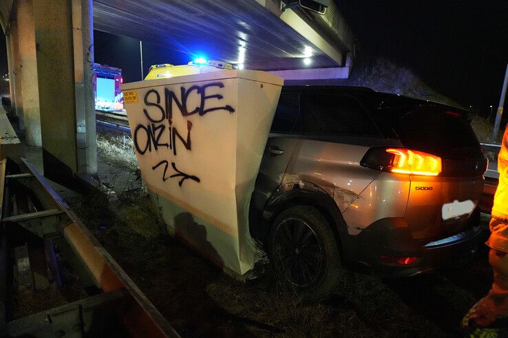 Auto raakt van de weg op knooppunt Hattemerbroek