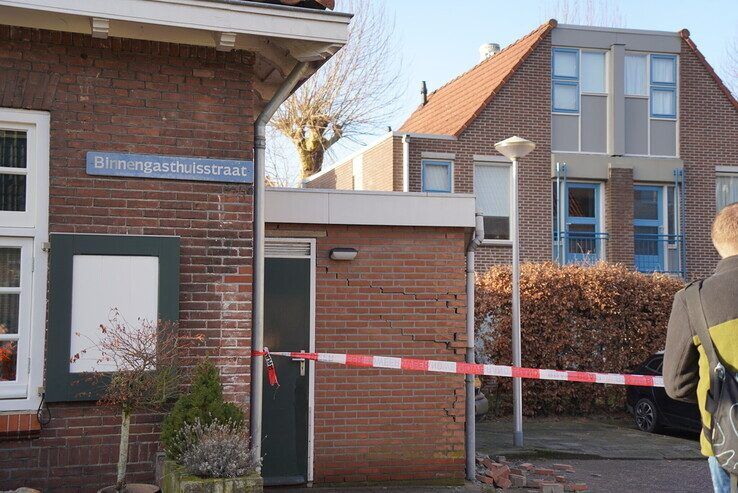 Auto rijdt dwars door schuurmuur in Zwolle