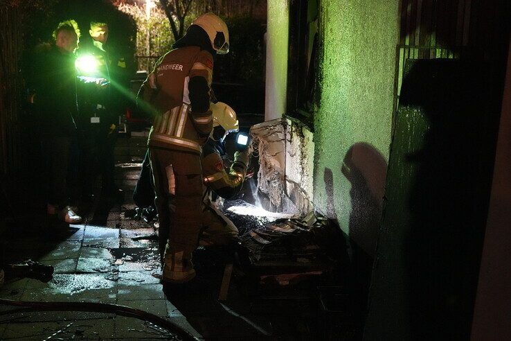 Brand naast woning aan Ranonkelstraat, schade door overslaande vlammen