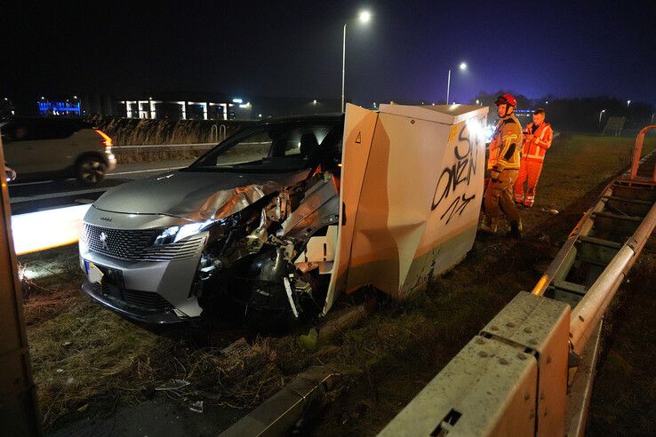Auto raakt van de weg op knooppunt Hattemerbroek
