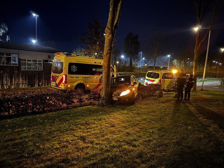 Auto botst tegen boom aan Hyacintstraat, bestuurder naar ziekenhuis