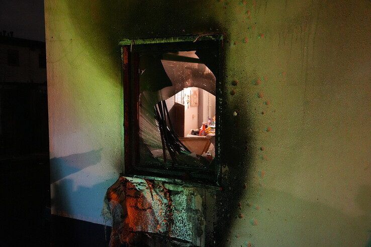 Brand naast woning aan Ranonkelstraat, schade door overslaande vlammen
