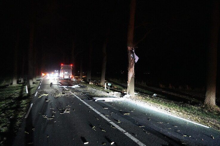 Vrachtwagen crasht tegen boom op Poppenallee, weg afgesloten
