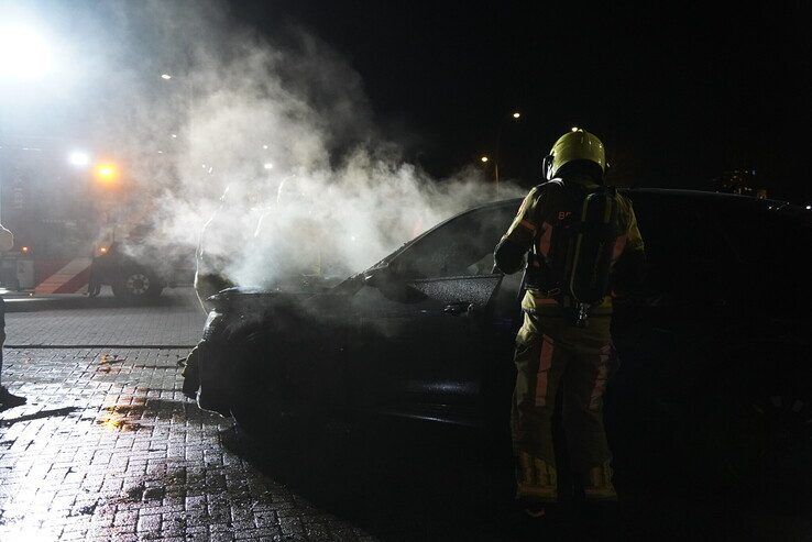 Elektrische auto zwaar beschadigd door brand in Zwolle