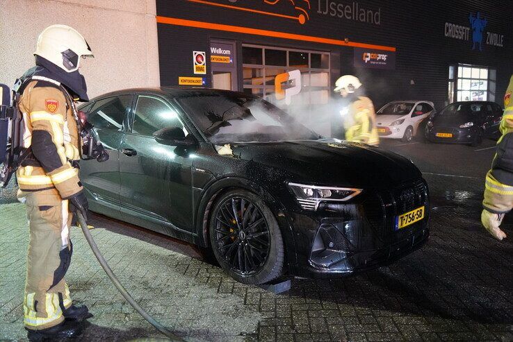 Elektrische auto zwaar beschadigd door brand in Zwolle