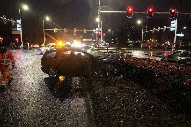 Flinke ravage na aanrijding op kruising Ceintuurbaan in Zwolle