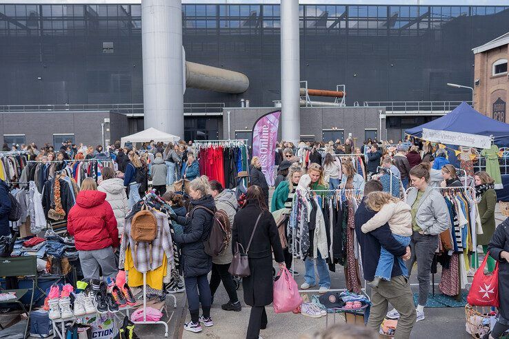 Tweedehandsmarkt KLERENZOOI strijkt neer in Zwolse Spoorzone