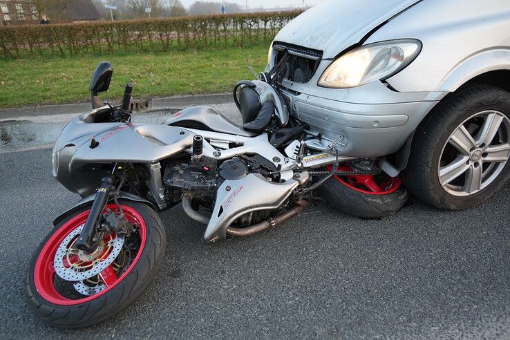 Motorrijder betrokken bij kop-staartbotsing op Spoolderbergweg in Zwolle