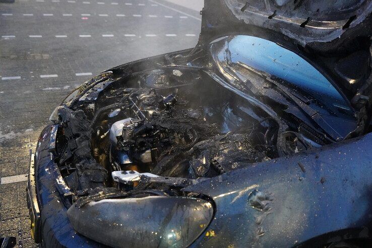 Auto vliegt in brand op parkeerplaats De Dobbe in Zwolle
