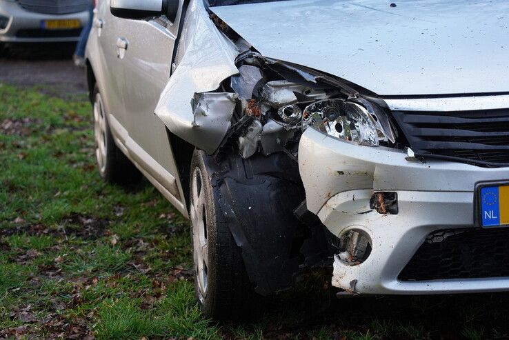 Auto botst tegen boom na schrikreactie op tegenligger