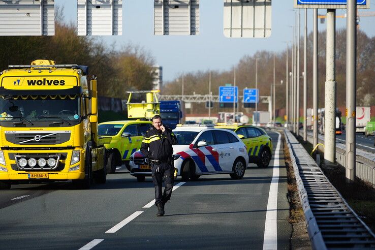 Drie rijstroken dicht op A28 bij Zwolle na botsing tussen auto en tankwagen