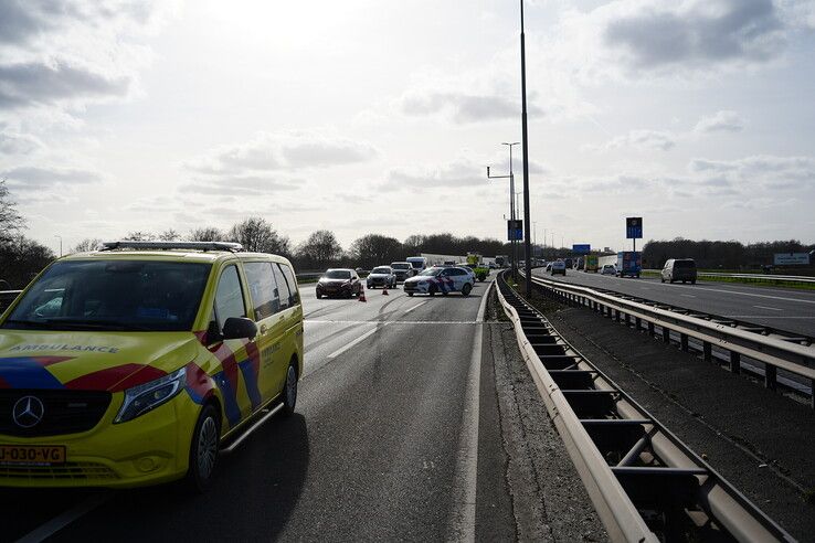 Botsing tussen vrachtwagen en auto op A28 bij Zwolle.