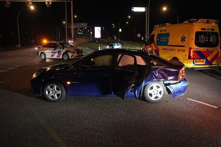 Twee auto’s botsen op kruising in Zwolle, inzittenden nagekeken