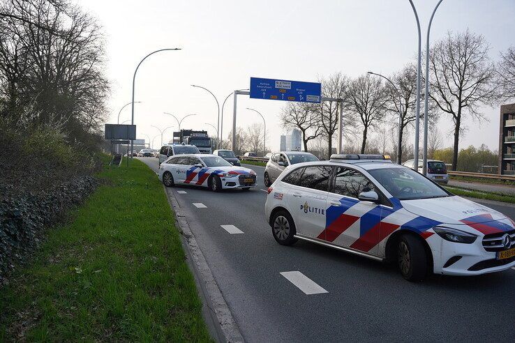 Drie auto’s botsen op IJsselallee, lantaarnpaal omver en flinke verkeershinder richting Zwolle-Zuid