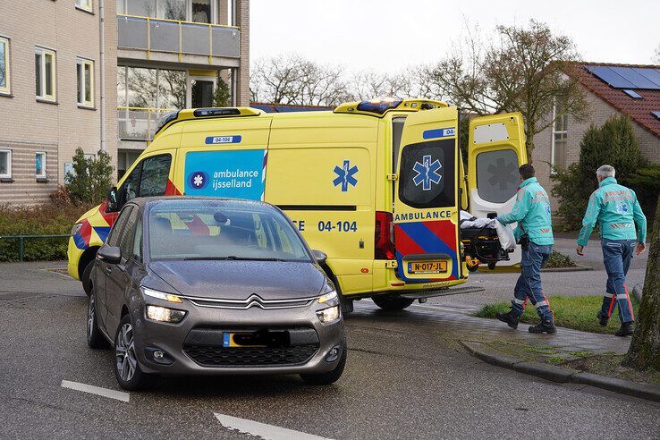 Fietser over het hoofd gezien bij aanrijding, vrouw naar ziekenhuis