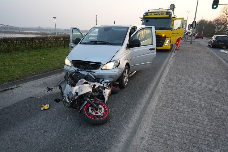 Motorrijder betrokken bij kop-staartbotsing op Spoolderbergweg in Zwolle