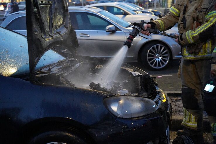 Auto vliegt in brand op parkeerplaats De Dobbe in Zwolle