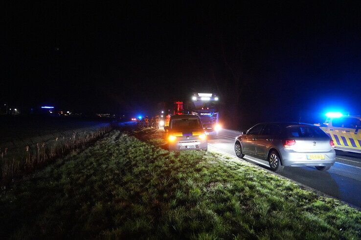 Auto op de kop in sloot langs N35 bij Heino