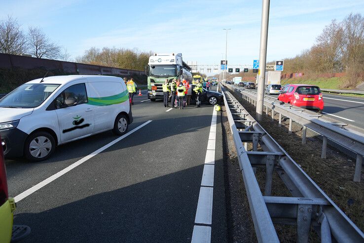 Drie rijstroken dicht op A28 bij Zwolle na botsing tussen auto en tankwagen
