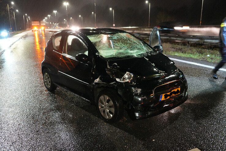 Auto zwaar beschadigd na botsing met puntstuk bij knooppunt Hattemerbroek