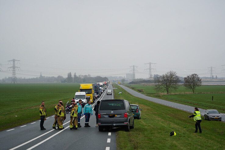Frontale botsing op viaduct N331, niemand gewond