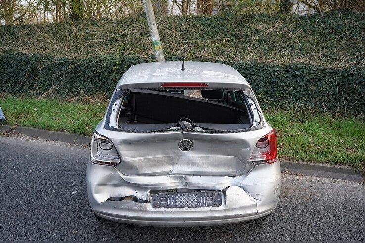 Drie auto’s botsen op IJsselallee, lantaarnpaal omver en flinke verkeershinder richting Zwolle-Zuid