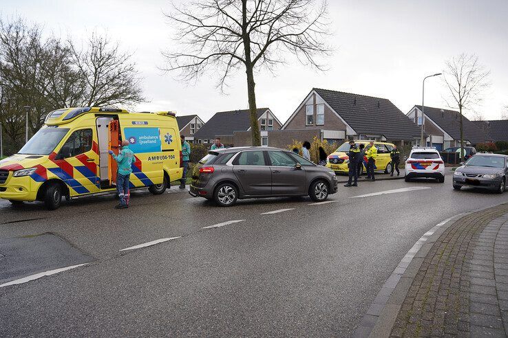 Fietser over het hoofd gezien bij aanrijding, vrouw naar ziekenhuis