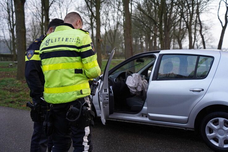 Auto botst tegen boom na schrikreactie op tegenligger