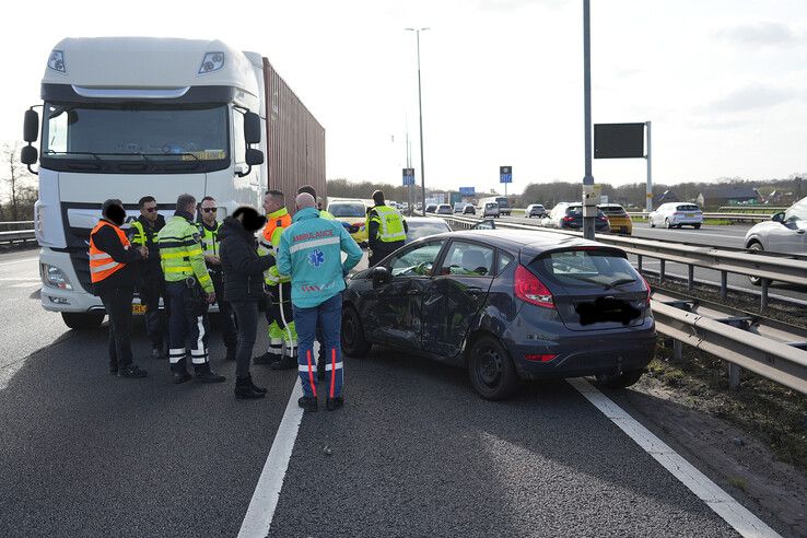 Botsing tussen vrachtwagen en auto op A28 bij Zwolle.
