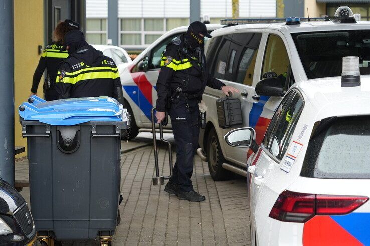 Politie doet inval in pand op bedrijventerrein Marslanden in Zwolle, man aangehouden