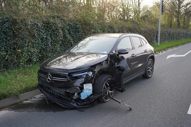Drie auto’s botsen op IJsselallee, lantaarnpaal omver en flinke verkeershinder richting Zwolle-Zuid