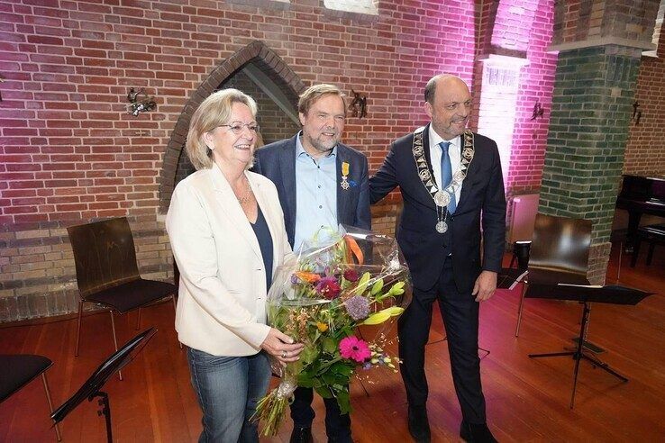 Zwollenaar Alex Timmerman ontvangt Koninklijke onderscheiding van burgemeester Peter Snijders
