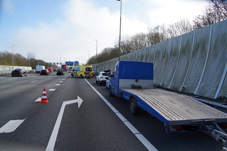 Drie voertuigen botsen op A28 bij IJsselbrug, één gewonde