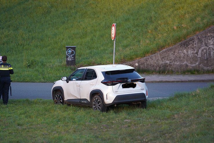 Auto belandt op fietspad na botsing met vrachtwagen bij afrit A28