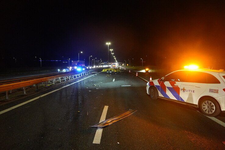 Vrachtwagen knalt op pijlwagen op A28 bij Zwolle, snelweg deels afgesloten
