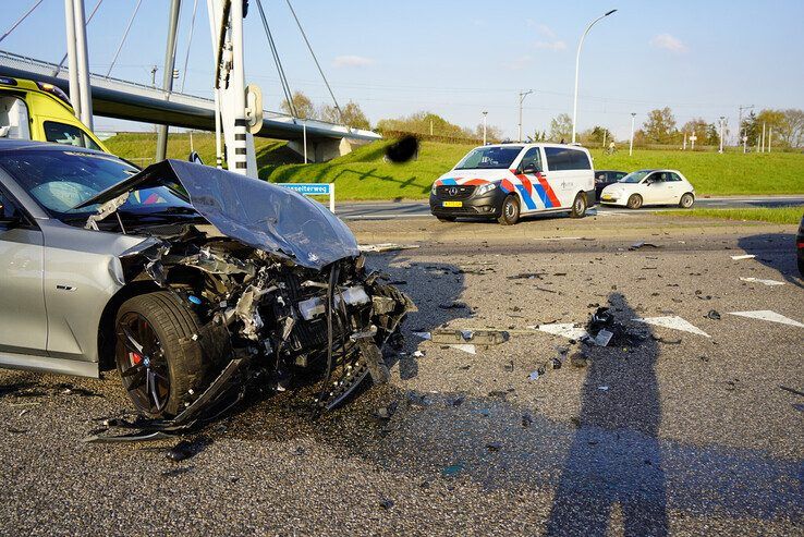 Kruising bij Zwolle afgesloten na botsing met vrachtwagen