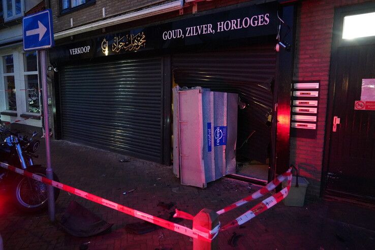 Gevel winkel zwaar beschadigd na nachtelijke ramactie in Zwolle