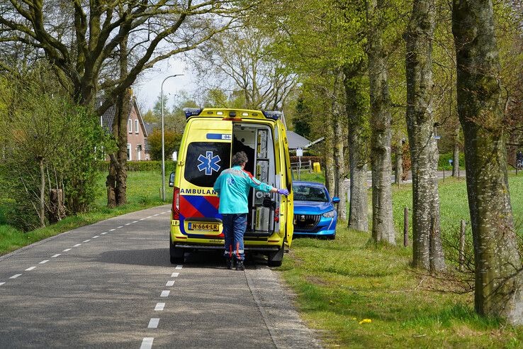 Fietser klapt achterop vuilniswagen en raakt gewond
