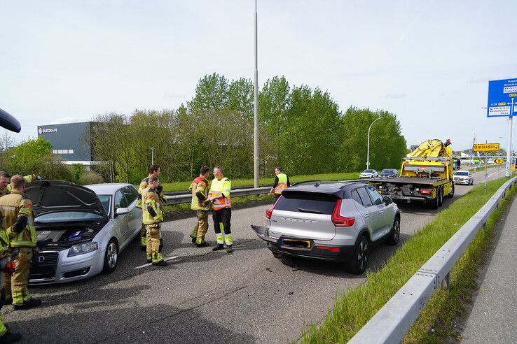 Automobiliste gewond na aanrijding op brug over Zwolle-IJsselkanaal
