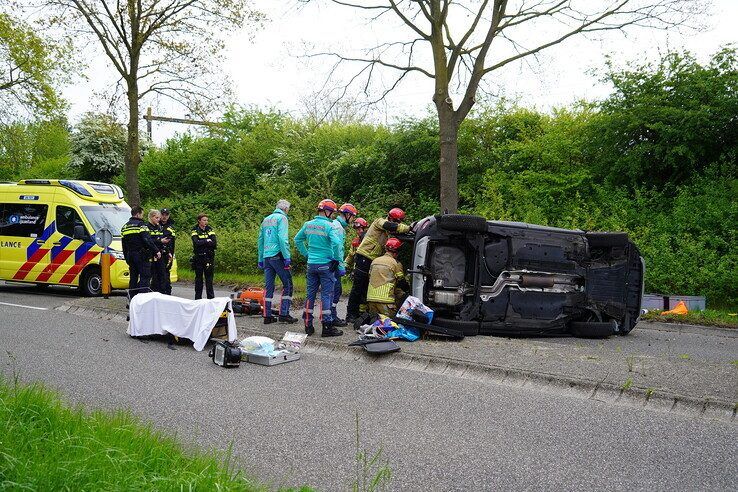 Auto slaat om na botsing tegen boom bij verkeersheuvel in Zwolle-Zuid