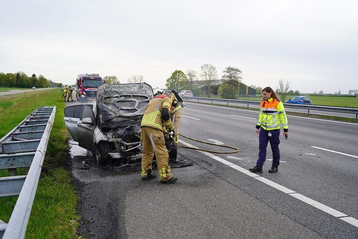 Auto uitgebrand op A28 tussen Zwolle en Lichtmis
